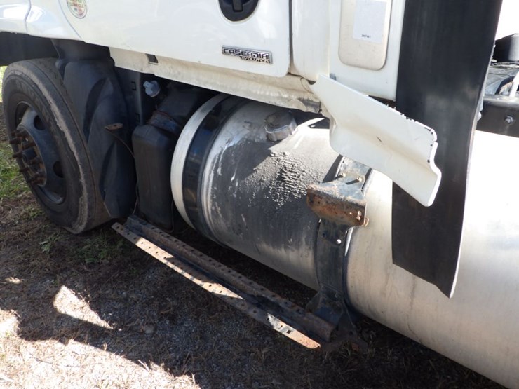 2017-freightliner-cascadia-116-image-16