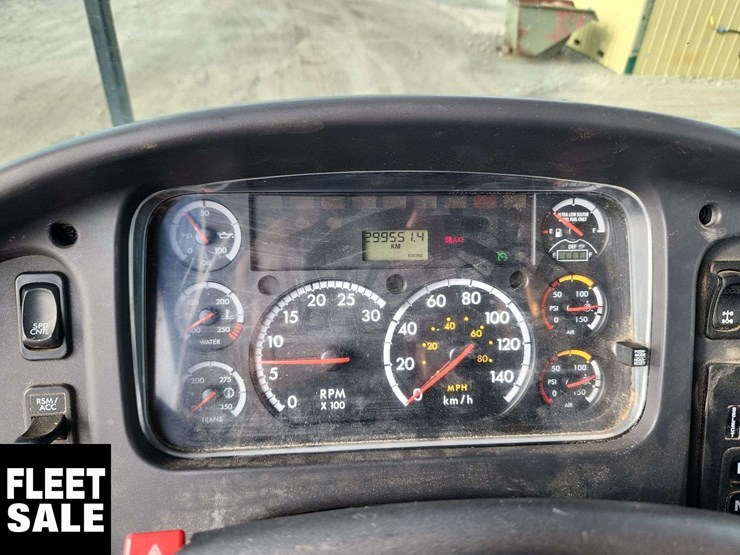 2016-freightliner-m2-106-image-18