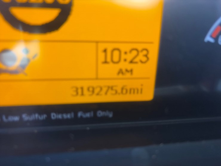 #1849-•-2015-volvo-vnl62-sleeper-cab-truck-tractor-image-51
