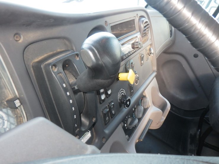 2020-freightliner-m2-106-image-10