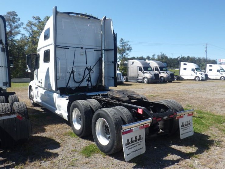 2021-volvo-vnl860-image-13