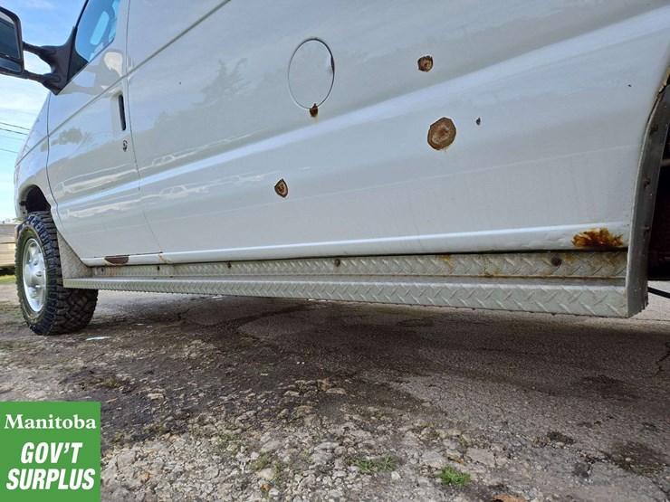 2013-ford-cargo-image-9