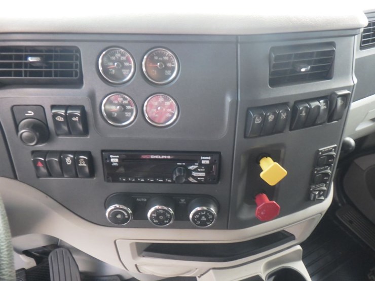 2018-peterbilt-579-image-17