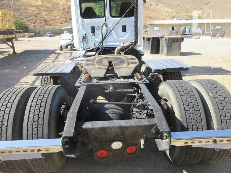 2012-freightliner-cascadia-125-image-11