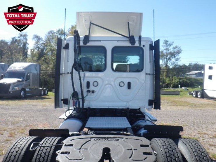 2020-freightliner-cascadia-126-image-13