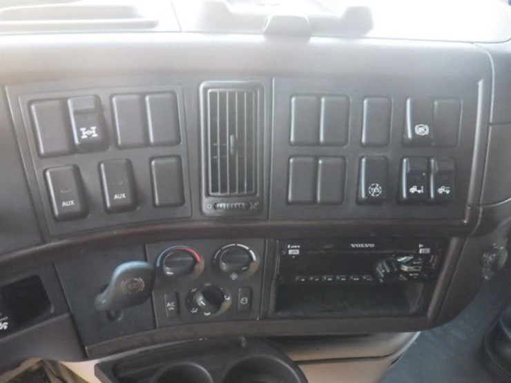 2016-volvo-vnl780-image-23