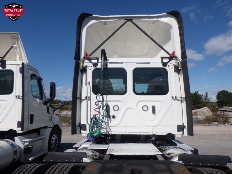 2021-freightliner-cascadia-126-image-11