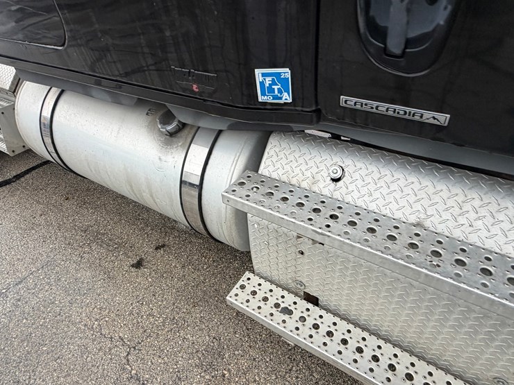 #1659-•-2012-freightliner-cascadia-sleeper-cab-truck-tractor-image-32