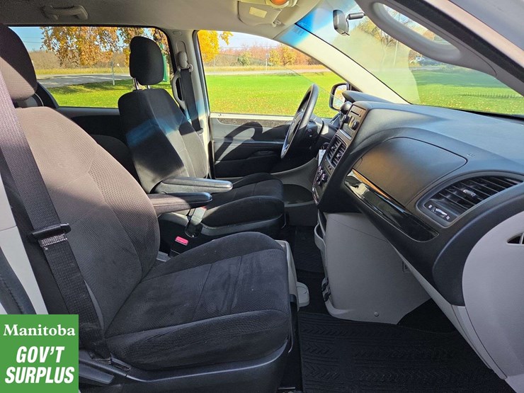 2012-dodge-grand-caravan-sxt-image-30
