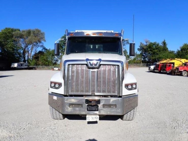 2024-western-star-49x-image-2