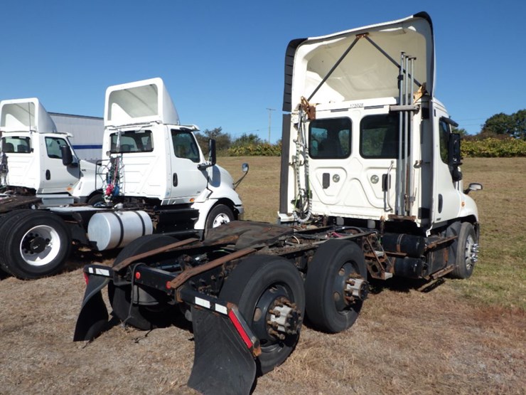 2017-freightliner-cascadia-116-image-10