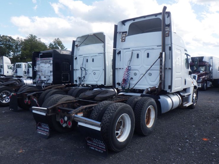2018-freightliner-cascadia-125-image-8