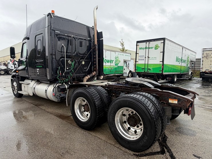 #1659-•-2012-freightliner-cascadia-sleeper-cab-truck-tractor-image-3