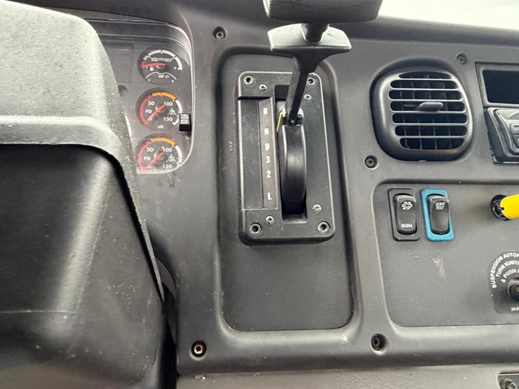 #1667-•-2016-freightliner-m2-cab-and-chassis-image-42