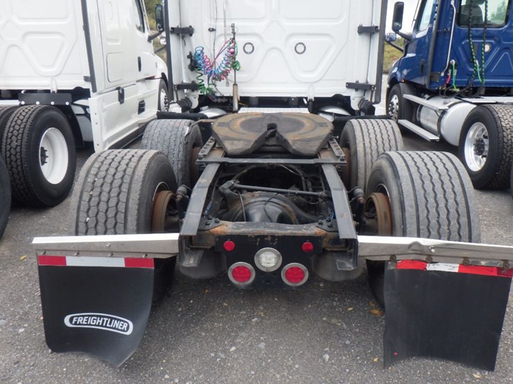 2022-freightliner-cascadia-126-image-10