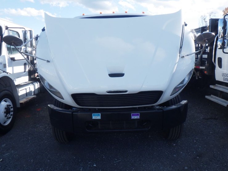2020-freightliner-m2-106-image-15