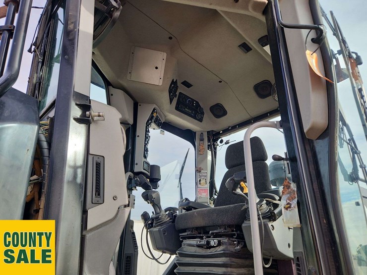 2015-caterpillar-140m-image-21
