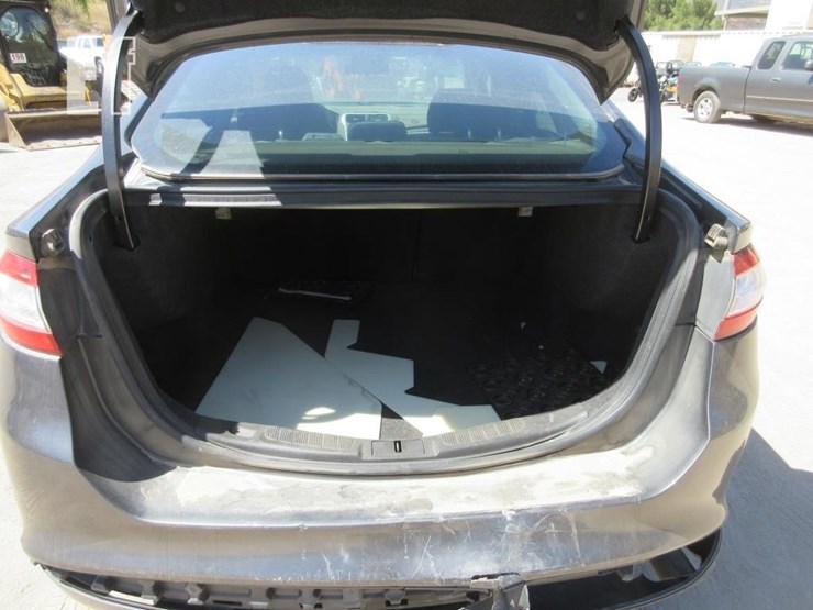 2016-ford-fusion-se-image-16