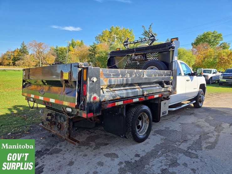 2015-chevrolet-3500-image-3