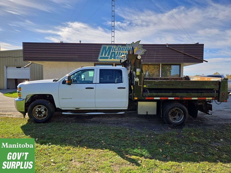 2015-chevrolet-3500-image-5