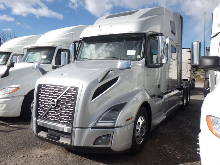 2022-volvo-vnl860-image-1