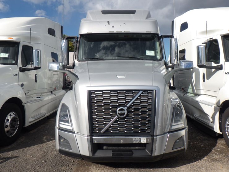 2022-volvo-vnl860-image-2