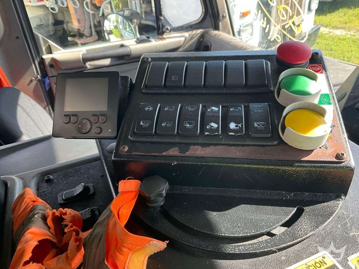 2019-peterbilt-520-image-10