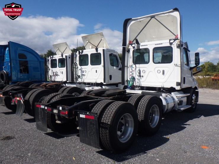 2021-freightliner-cascadia-126-image-8