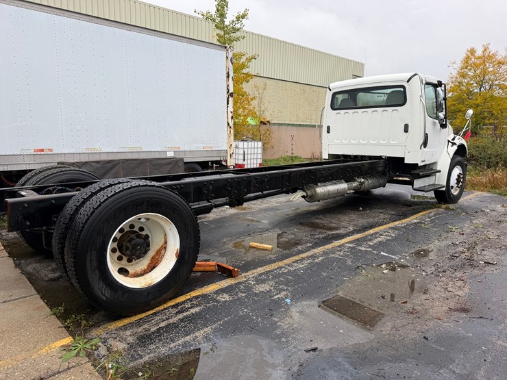 #1667-•-2016-freightliner-m2-cab-and-chassis-image-5