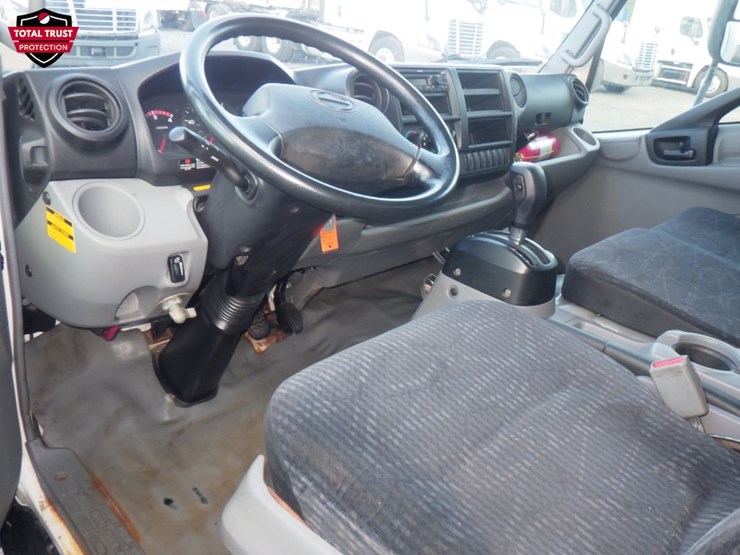 2019-hino-155-image-8