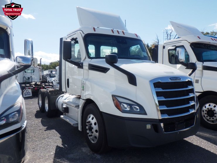 2021-freightliner-cascadia-126-image-3