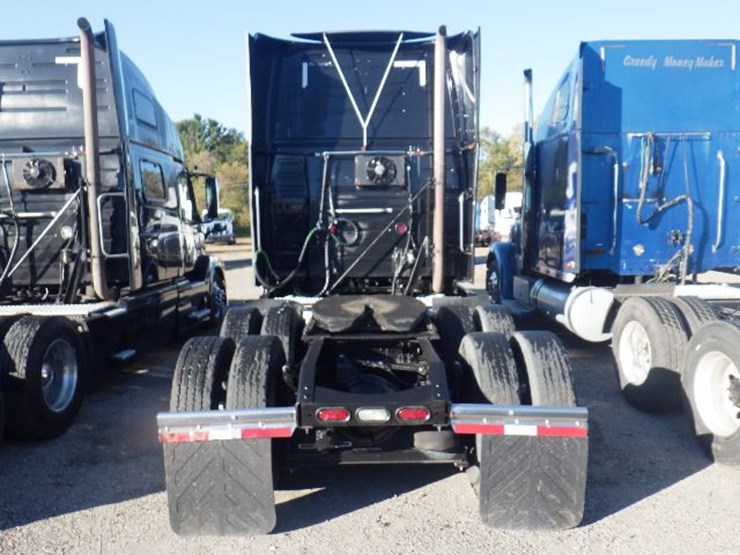 2016-volvo-vnl780-image-11