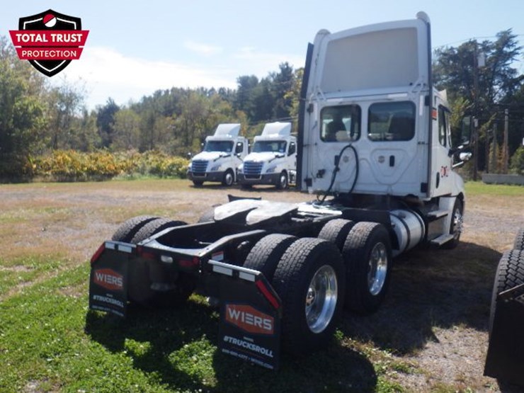 2021-freightliner-cascadia-126-image-9
