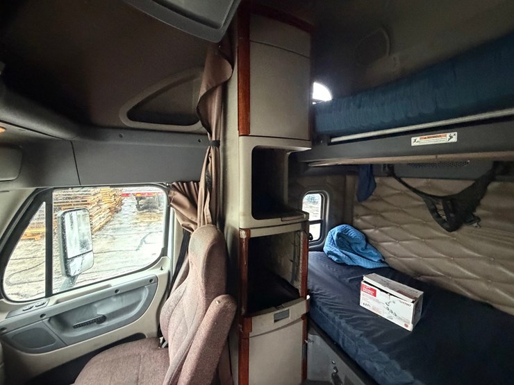 #1669-•-2009-freightliner-cascadia-sleeper-cab-truck-tractor-image-42