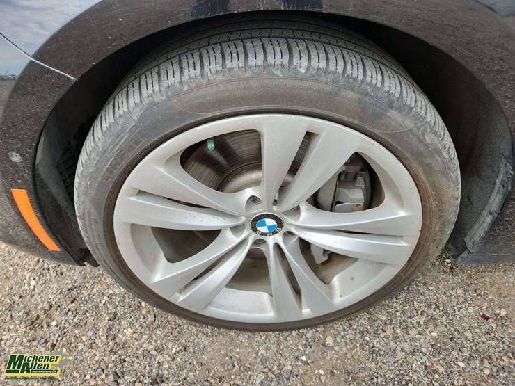 2013-bmw-5-series-550i-gt-xdrive-4dr-sedan-image-9