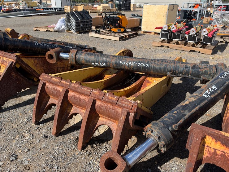 caterpillar-323-image-2