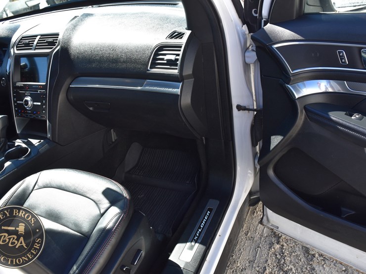 2018-ford-explorer-image-57