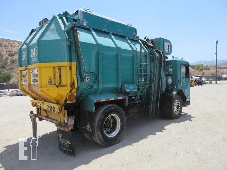 2009-peterbilt-320-image-3