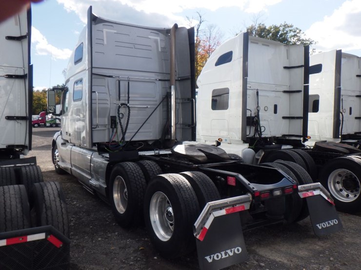 2022-volvo-vnl860-image-11