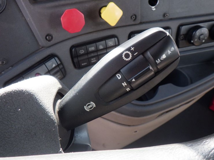2017-freightliner-cascadia-113-image-12