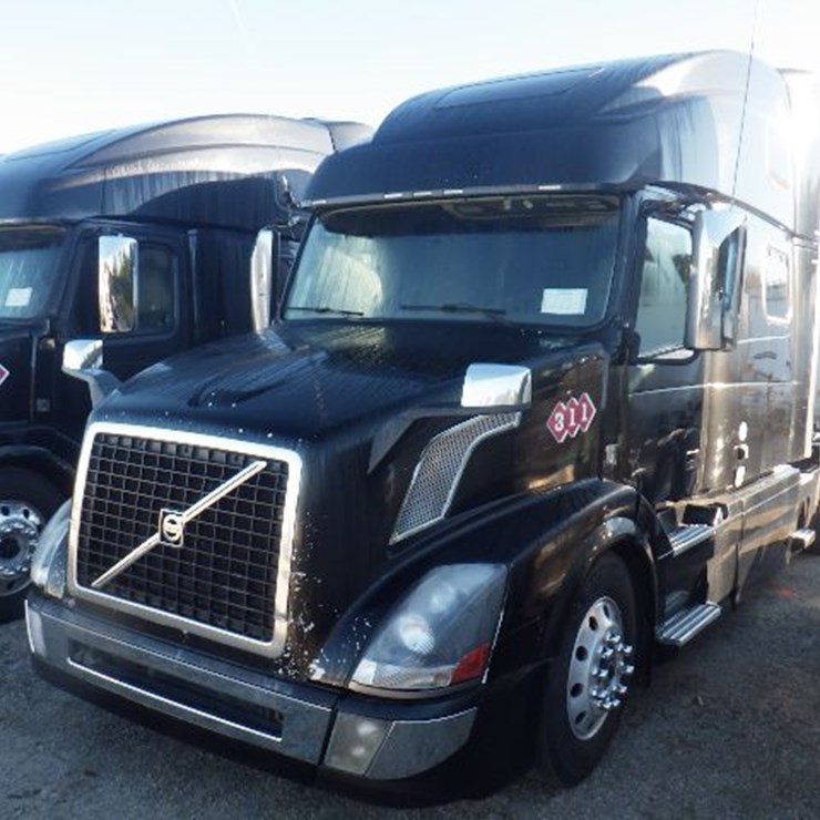 2016 VOLVO VNL780