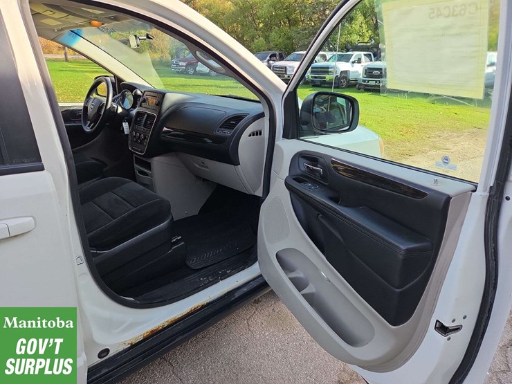 2012-dodge-grand-caravan-sxt-image-29