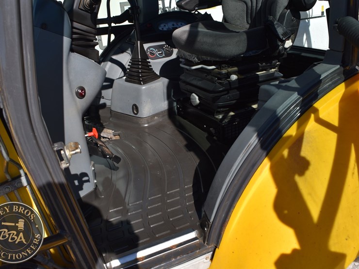 2013-new-holland-b110c-image-55