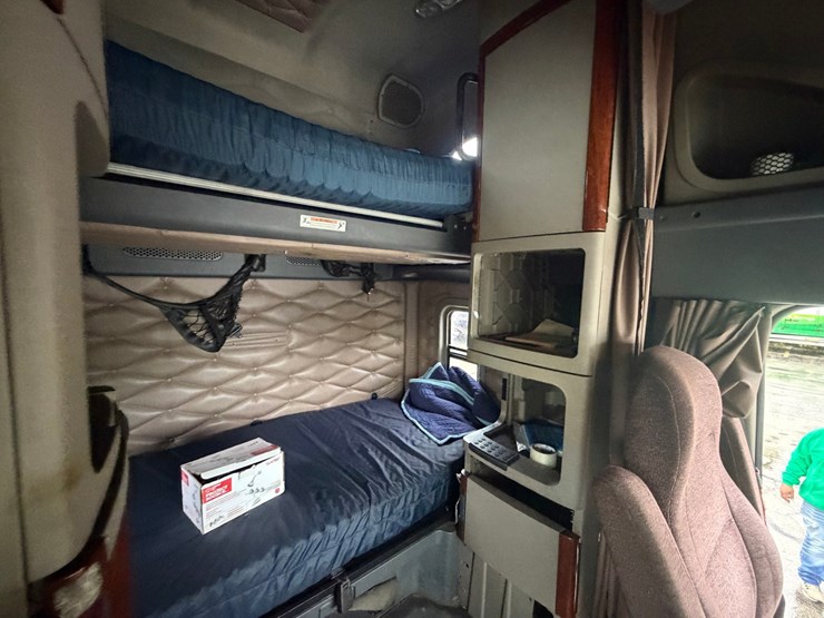 #1669-•-2009-freightliner-cascadia-sleeper-cab-truck-tractor-image-43