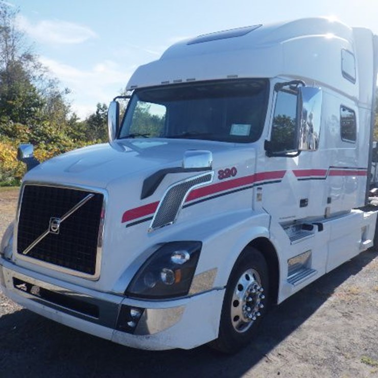 2018 VOLVO VNL780