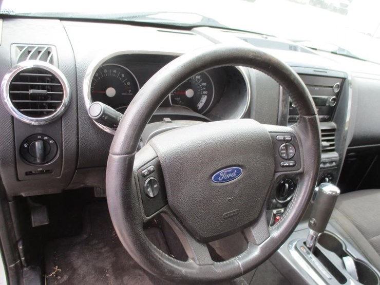 2010-ford-explorer-xlt-image-13