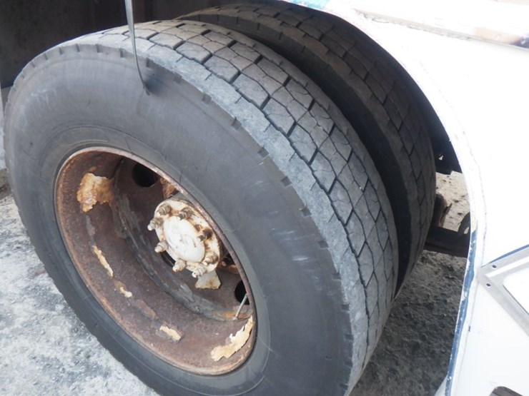 2012-freightliner-m2-106-image-6