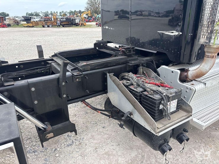 2015-peterbilt-348-image-23