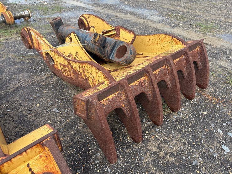 caterpillar-323-image-1