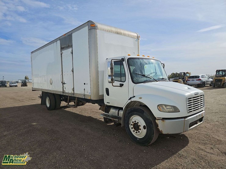 2005-freightliner-m2-106-image-2